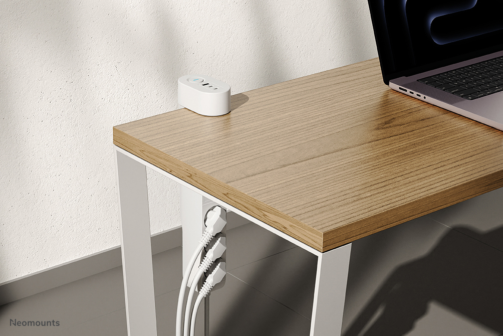 Neomounts DS22-840WH6 Tischsteckdose mit Klemme und USB-C- und USB-A-Anschlüssen - Schnellladung